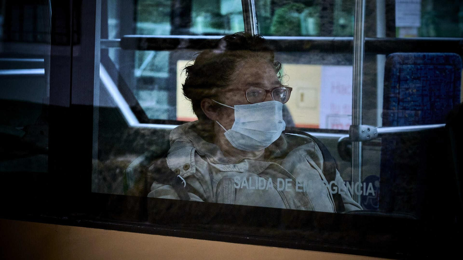 Una usuaria de bus urbano con su mascarilla.