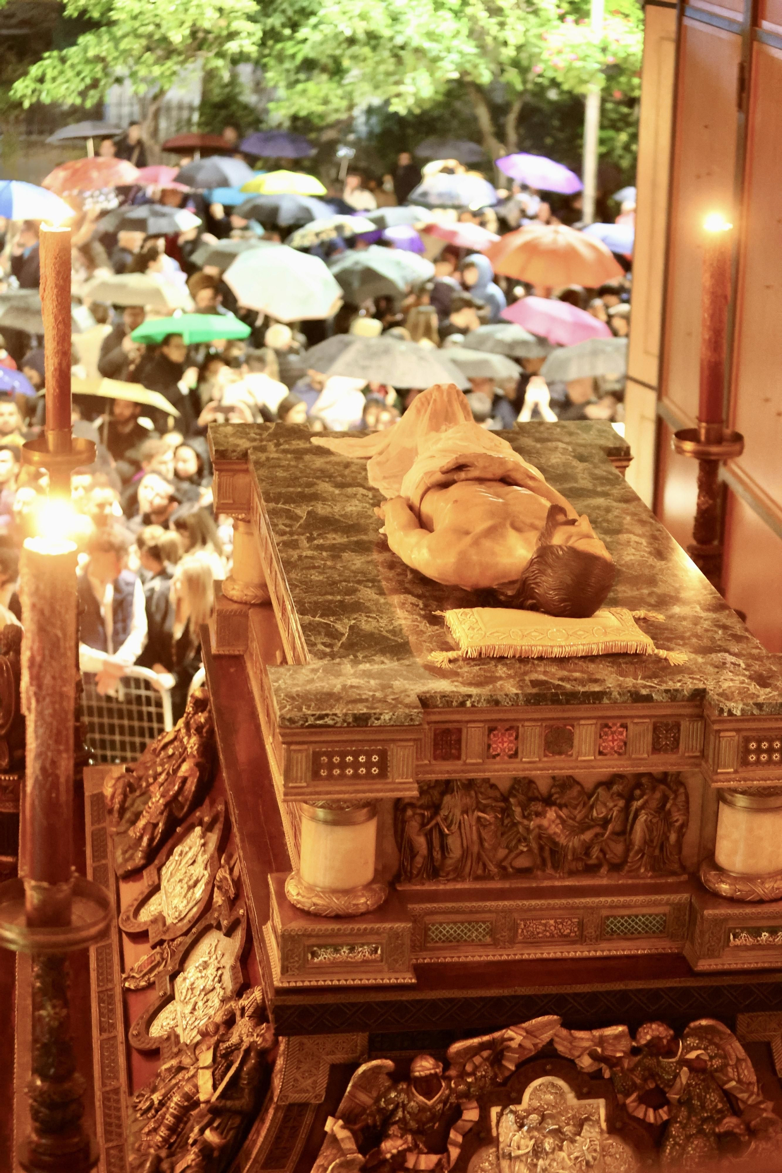 El Sepulcro en el Viernes Santo en Málaga El Sepulcro en el Viernes Santo en Málaga