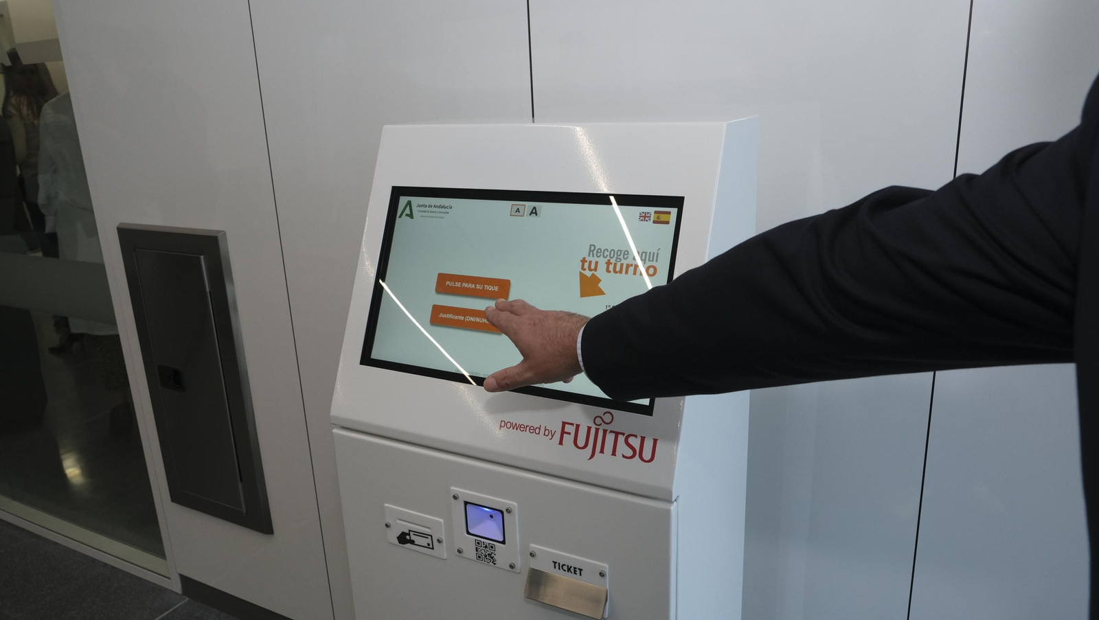 Visita del Consejero de Salud, Antonio Sanz, al nuevo edificio de consultas externas del Hospital Torrecárdenas, en imágenes