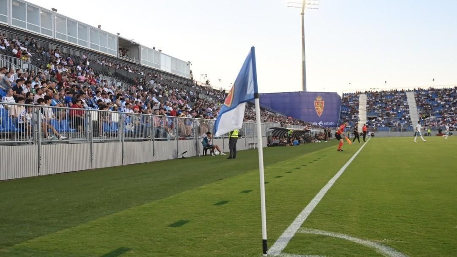Aficionados del Zaragoza, en el Ibercaja Estadio.