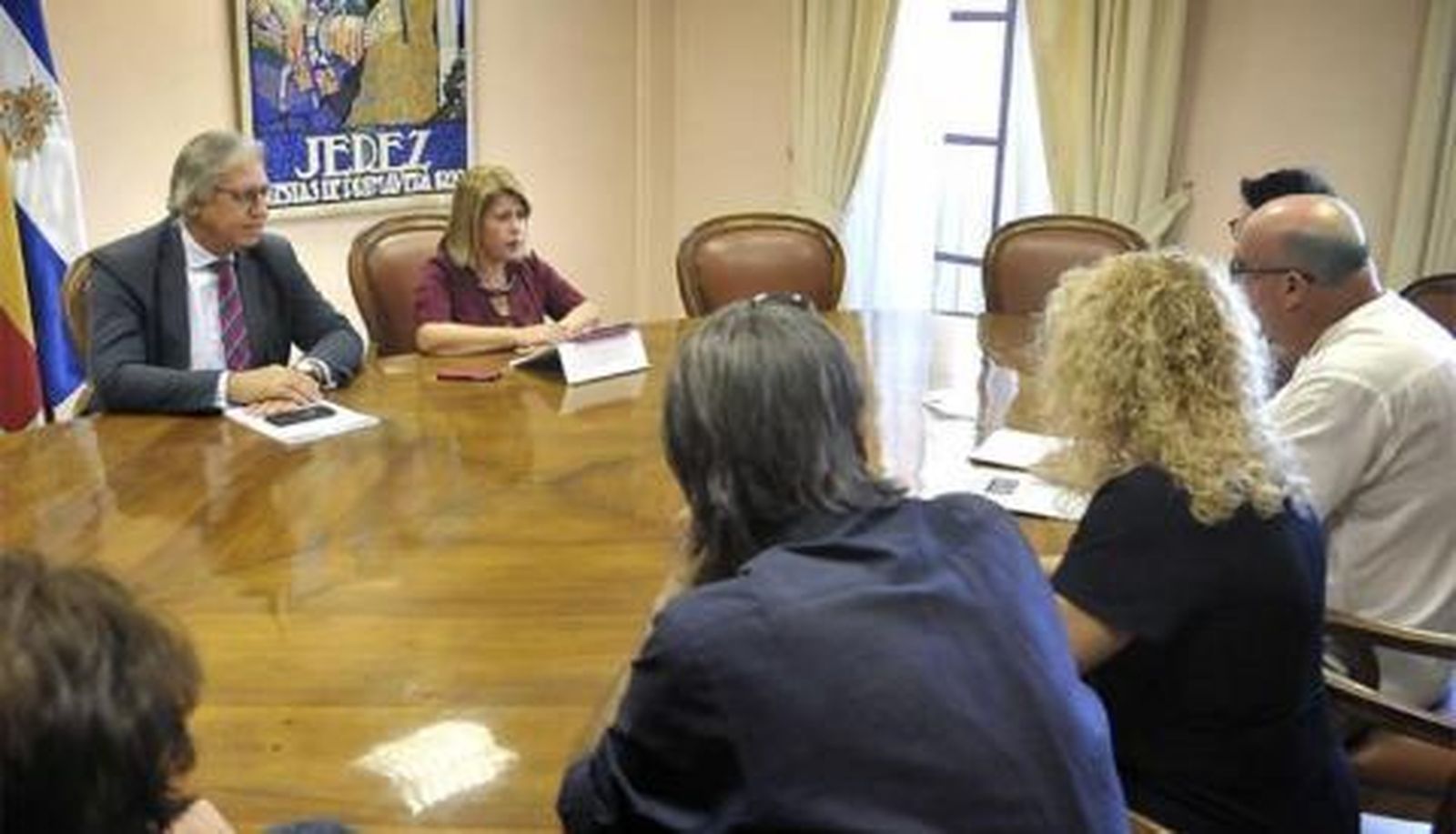 Imagen de una reunión mantenida entre los colectivos en defensa de la memoria histórica de Jerez en 2020, y la alcaldesa de Jerez, Mamen Sánchez.