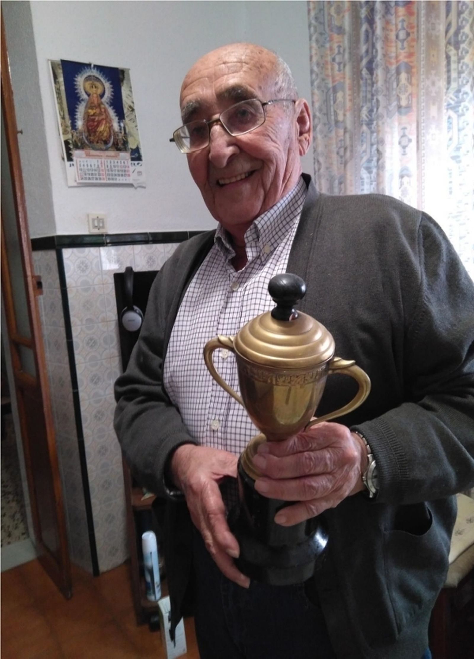 Urbano López muestra la copa que ganó en el Concurso de Fandangos de RNE en 1956.