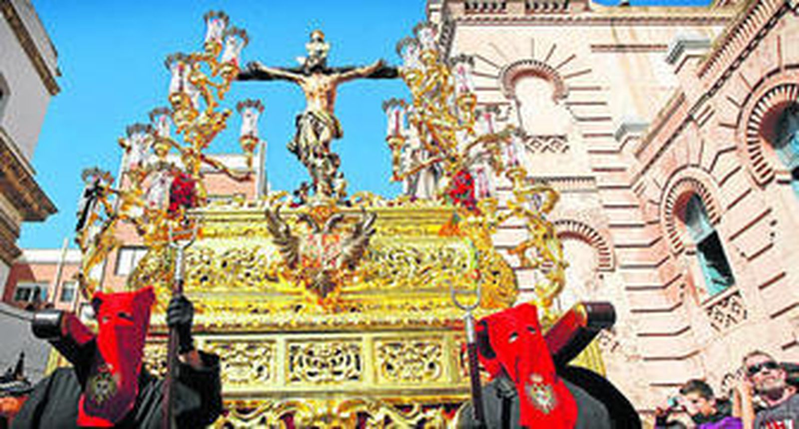 El Cristo de la Expiración, poco tiempo después de salir desde la iglesia del Santo Ángel.