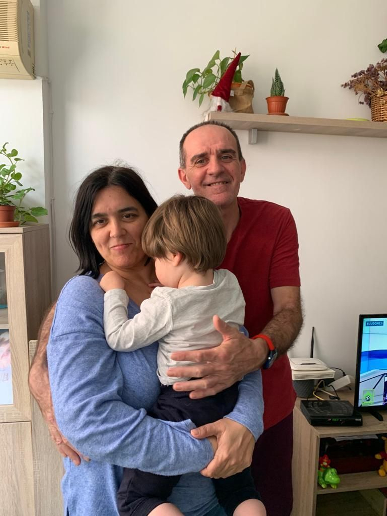 Ana Belén, contagiada cuando estaba por dar a luz, con su hijo y su pareja.