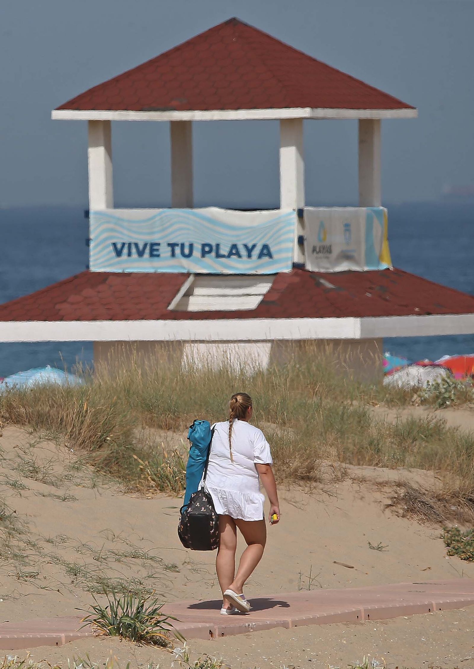 La playa de Getares abarrotada este domingo, en imágenes
