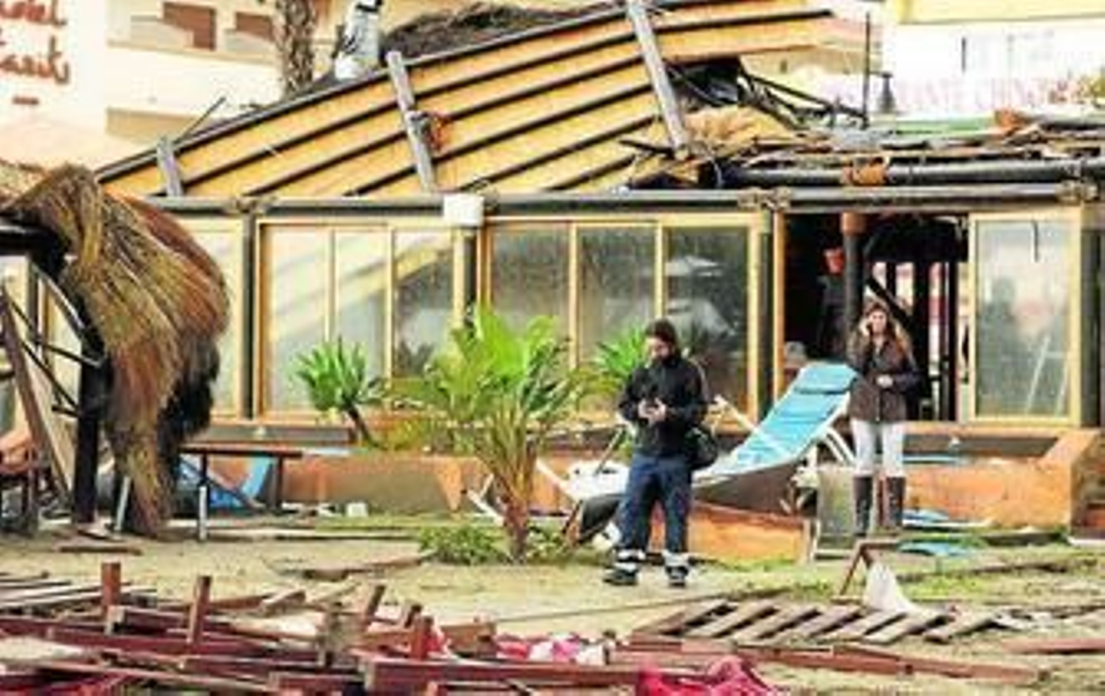 Destrozos ocasionados por el tornado en el chiringuito Copacabana. Destrozos ocasionados por el tornado en el chiringuito Copacabana.