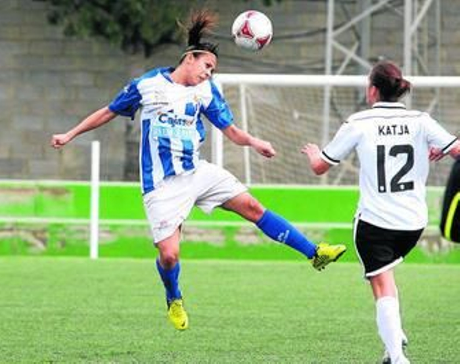 Anita, que ha vuelto a ser determinante en la victoria de su equipo, salta en busca del balón.
