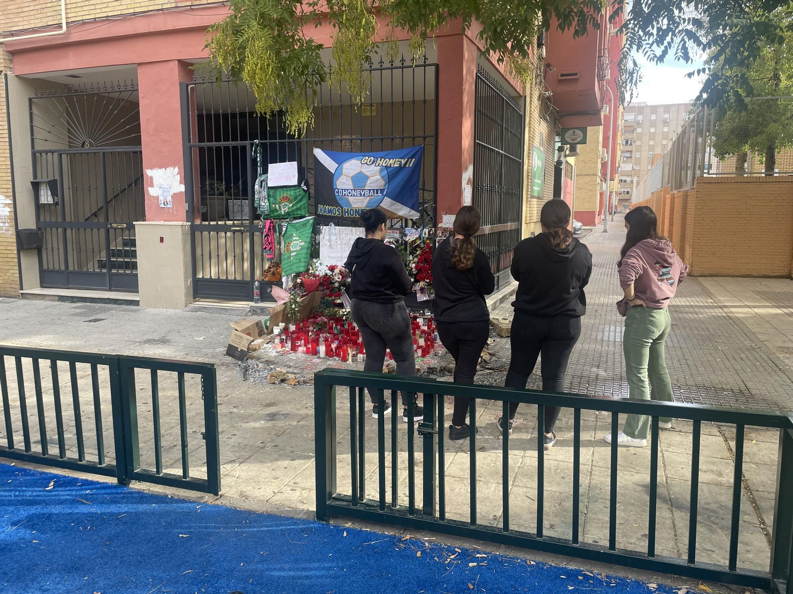 Altar instalado donde vivía Sandra Peña, a escasos metros del colegio Irlandesas de Loreto.
