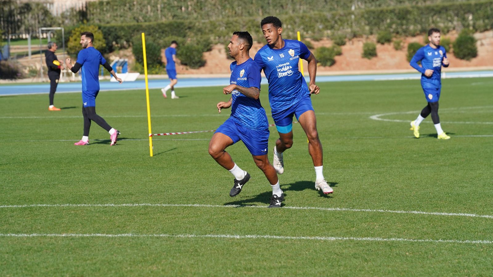 Jonathan Viera y Choco Lozano se ejercitan junto con sus nuevos compañeros.