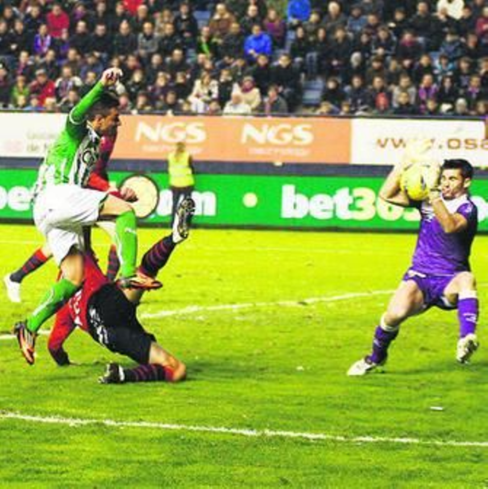 Andrés Fernández salvó al Osasuna de la derrota tras las continuas ocasiones del Betis. Andrés Fernández salvó al Osasuna de la derrota tras las continuas ocasiones del Betis.