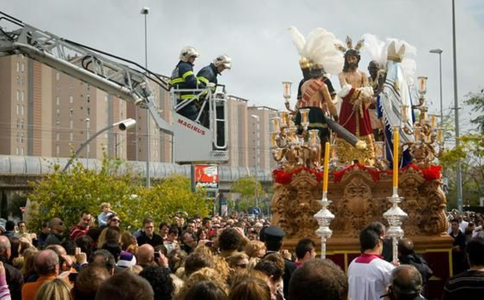 Reverencia de honor. Los bomberos de la ciudad rinden un particular homenaje a Jesús de la Paz a su paso por Martín Ferrador, donde se encuentra el parque.  Foto: Juan Carlos Toro