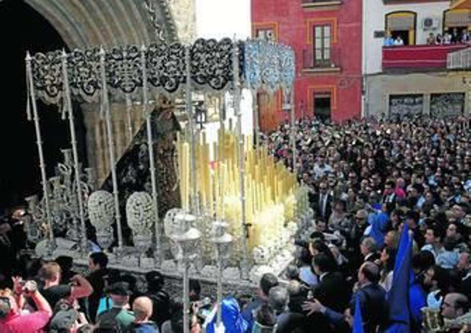 El paso de la Virgen de la Hiniesta acaba de dejar atrás la ojiva de San Julián tras una dificultosa salida.