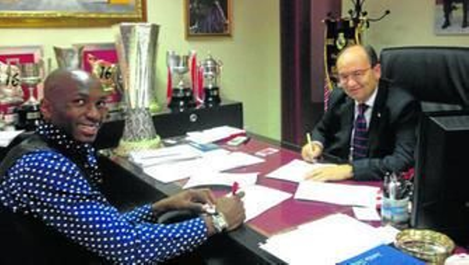 M'Bia y José Castro firman los documentos de su contrato por un año con la Liga Europa que ayudó a conquistar de fondo.