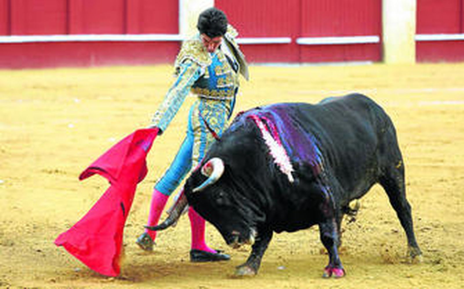 Derechazo de Cayetano, que solo paseó una oreja en tarde rotunda.