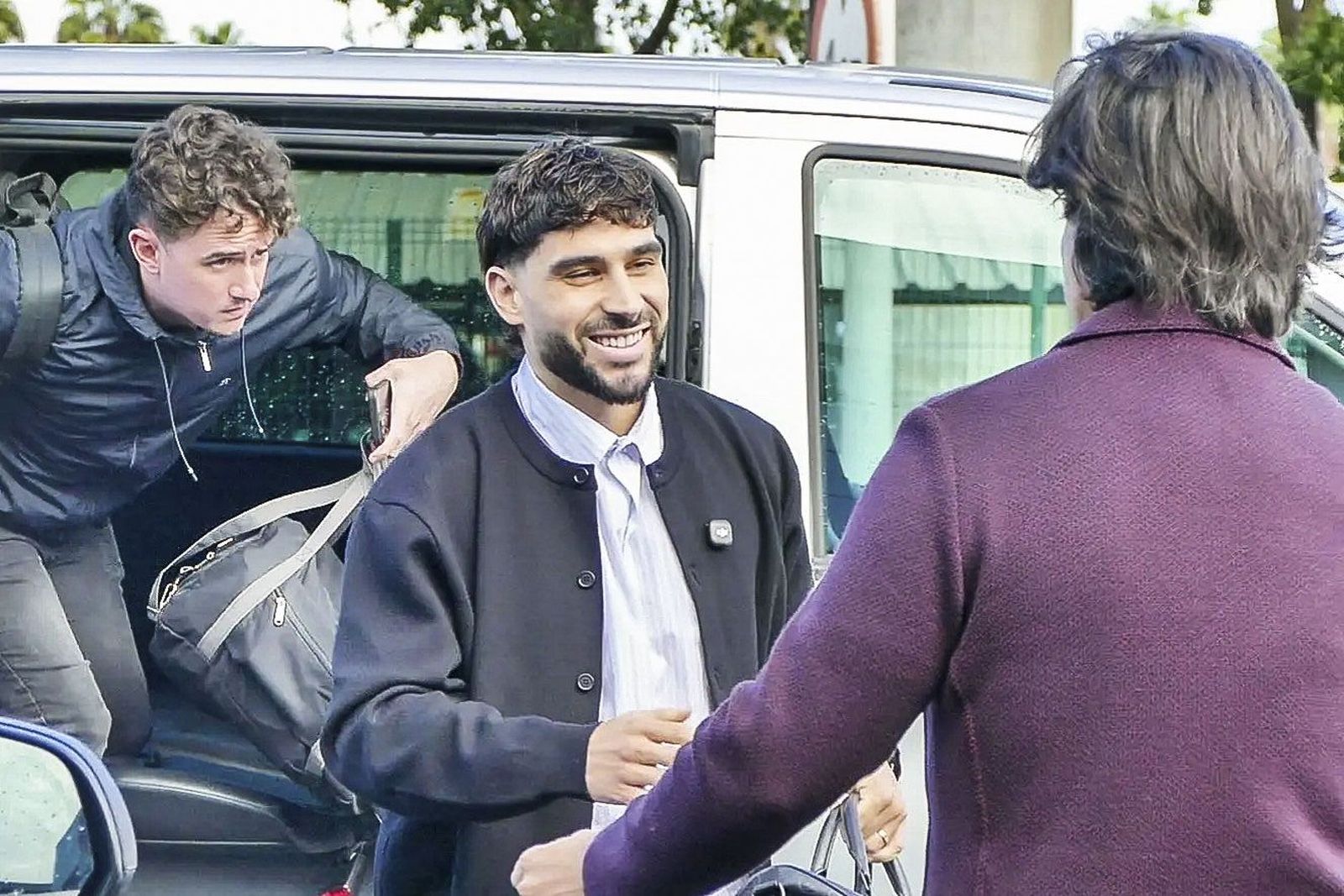 Neal Maupay saluda a su agente Federico Pastorello a su llegada a Sevilla.