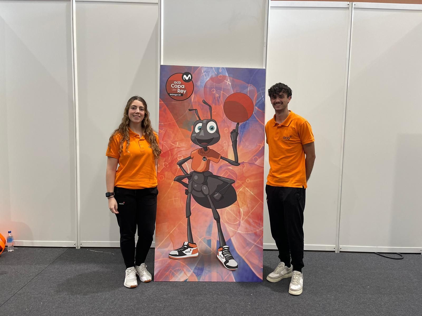 Minerva Montes y Markos Garrido con Teamy, la mascota de la ACB