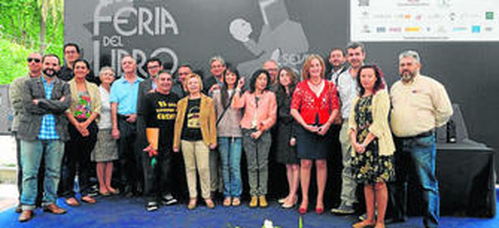 Foto de familia de los premiados en la Feria del Libro de 2012, con las instituciones y colaboradores que promueven esta cita en la Plaza Nueva.