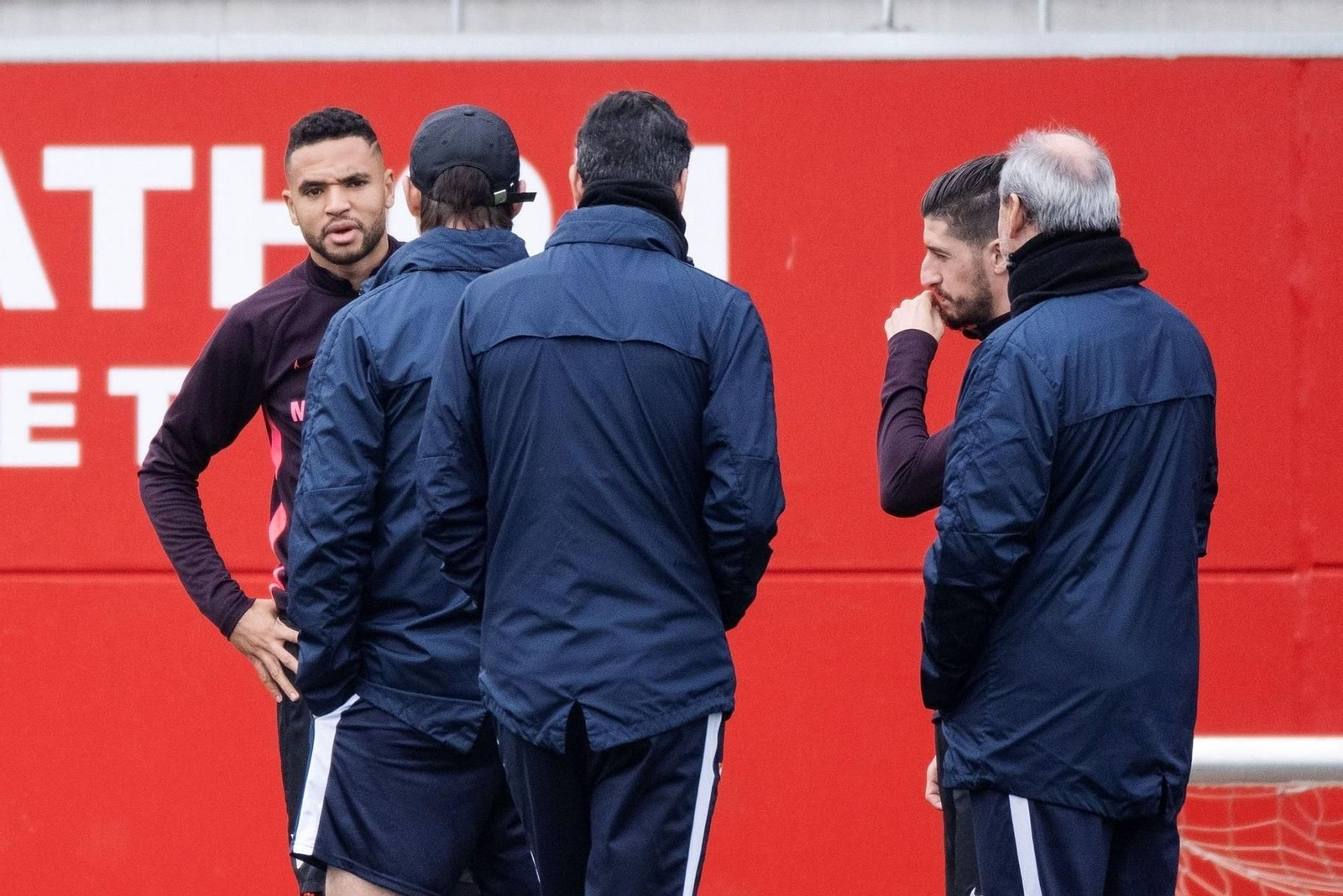 En-Nesyri dialoga con Lopetegui en presencia de miembros de su cuerpo técnico.