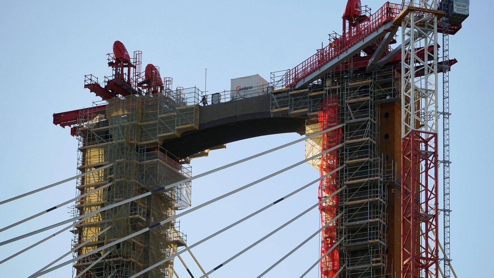 Primer plano de las obras en lo más alto del puente del Centenario
