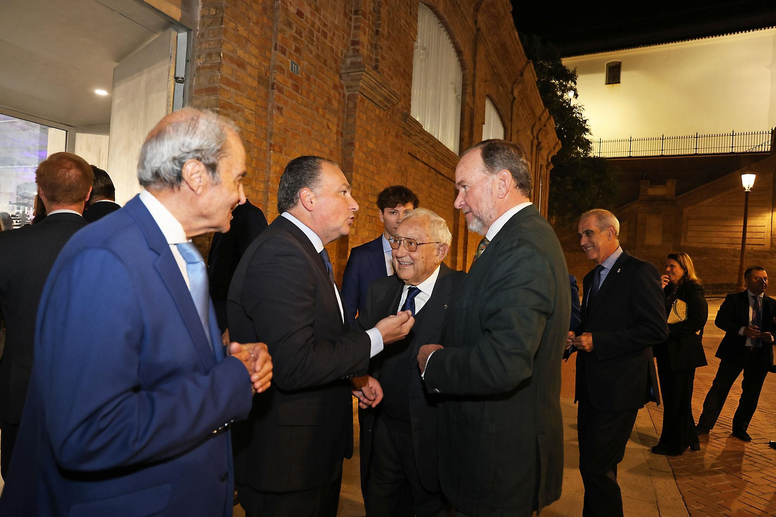 Imágenes de los invitados a la gala de los  37 premios Onubenses del Año