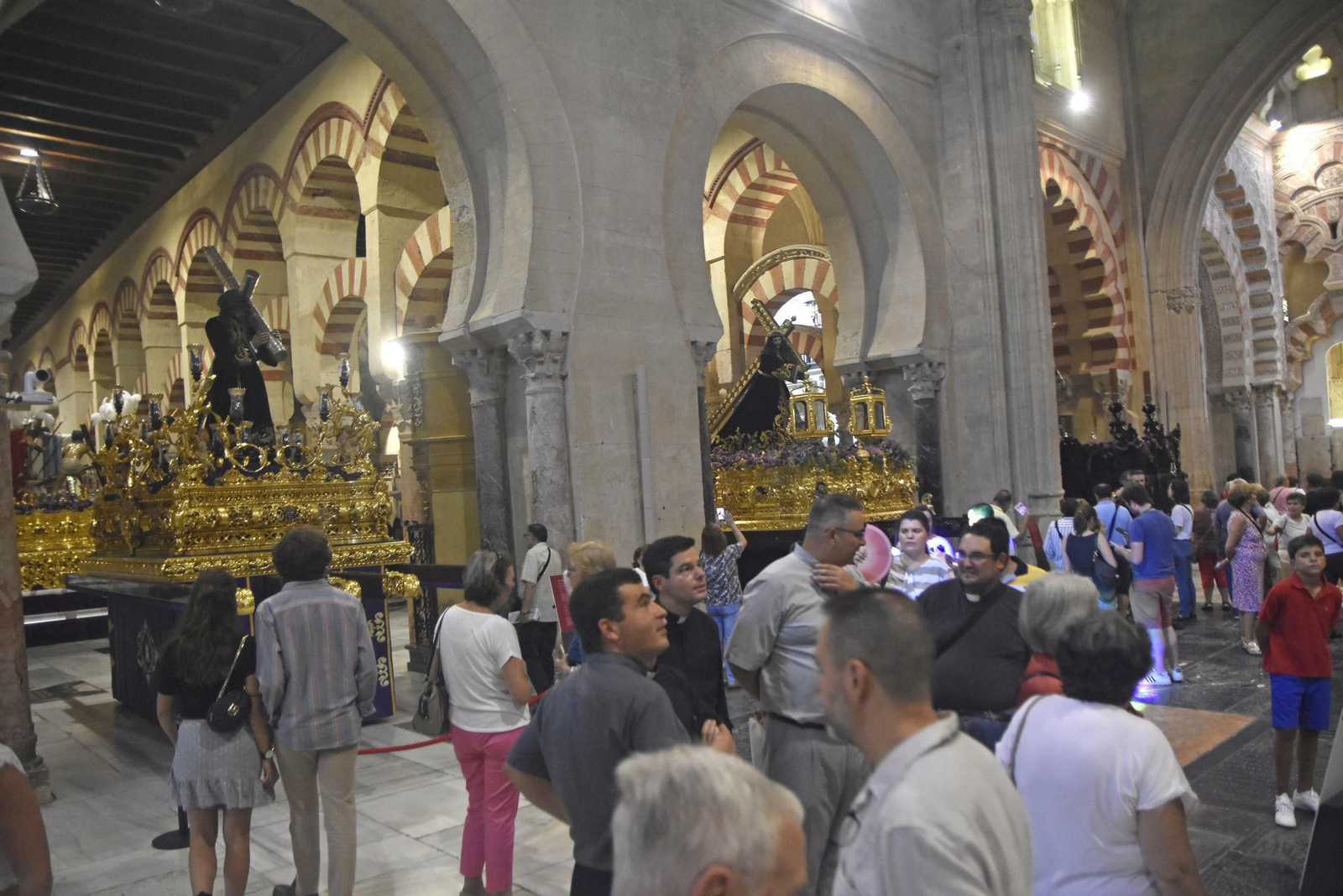 Un momento de las visitas del lunes a ‘Por tu cruz redimiste al mundo’. Un momento de las visitas del lunes a ‘Por tu cruz redimiste al mundo’.
