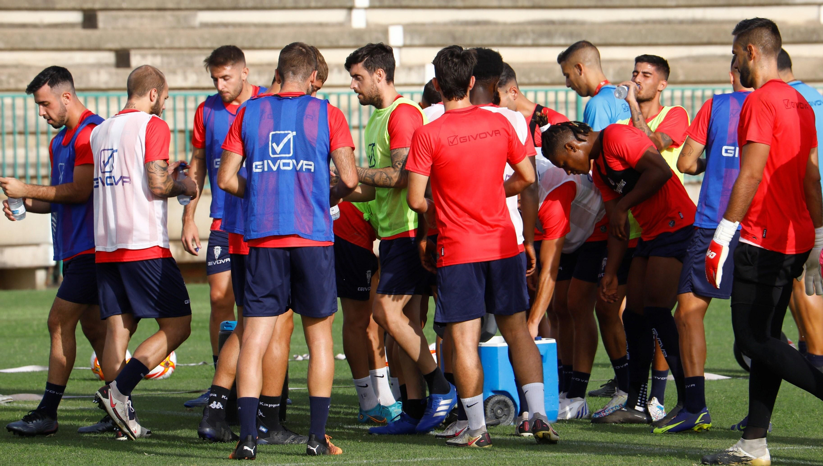 Los jugadores del Córdoba CF se refrescan en un entrenamiento en la Ciudad Deportiva.