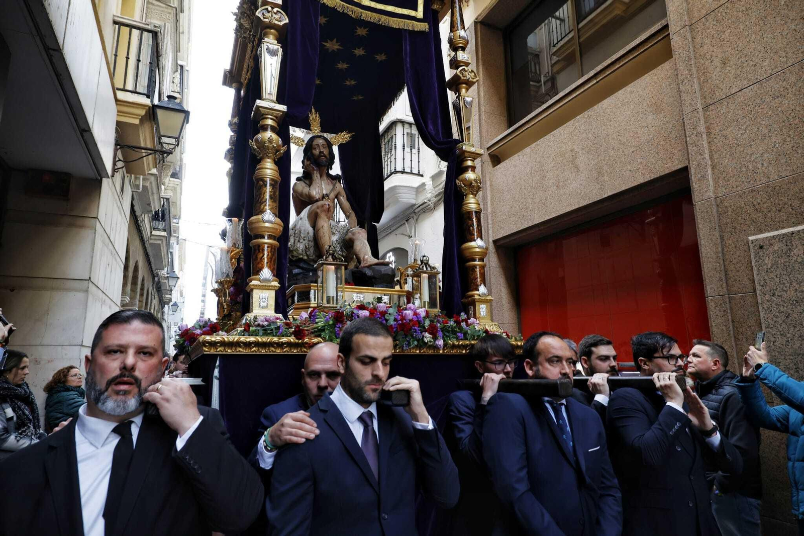 Las imágenes del vía crucis oficial de las hermandades de Cádiz de 2023