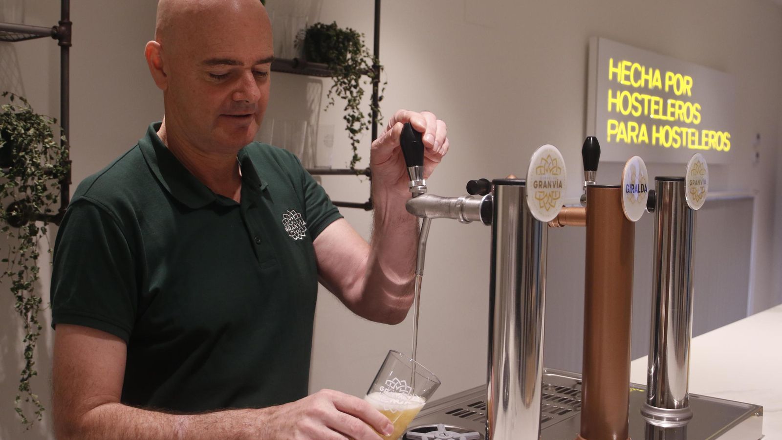 El maestro cervecero tira una caña de la cerveza que ha creado.
