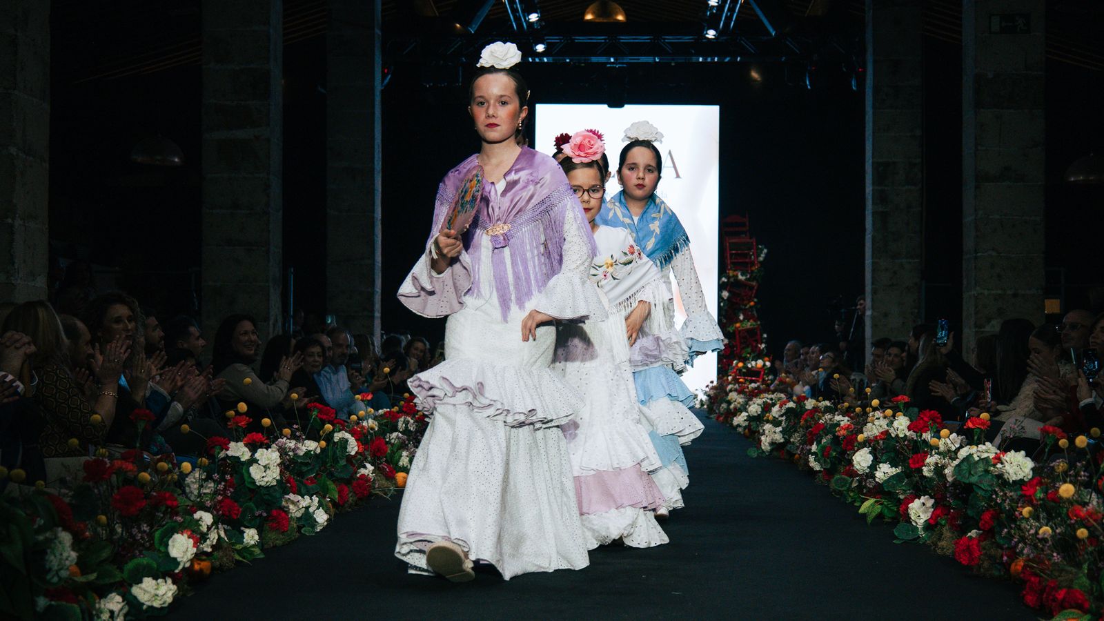 Sobre el escenario se confirmó una tendencia clara: las colecciones apuestan cada vez más por la comodidad, con patronajes pensados para moverse, disfrutar y alargar la vida real del traje.