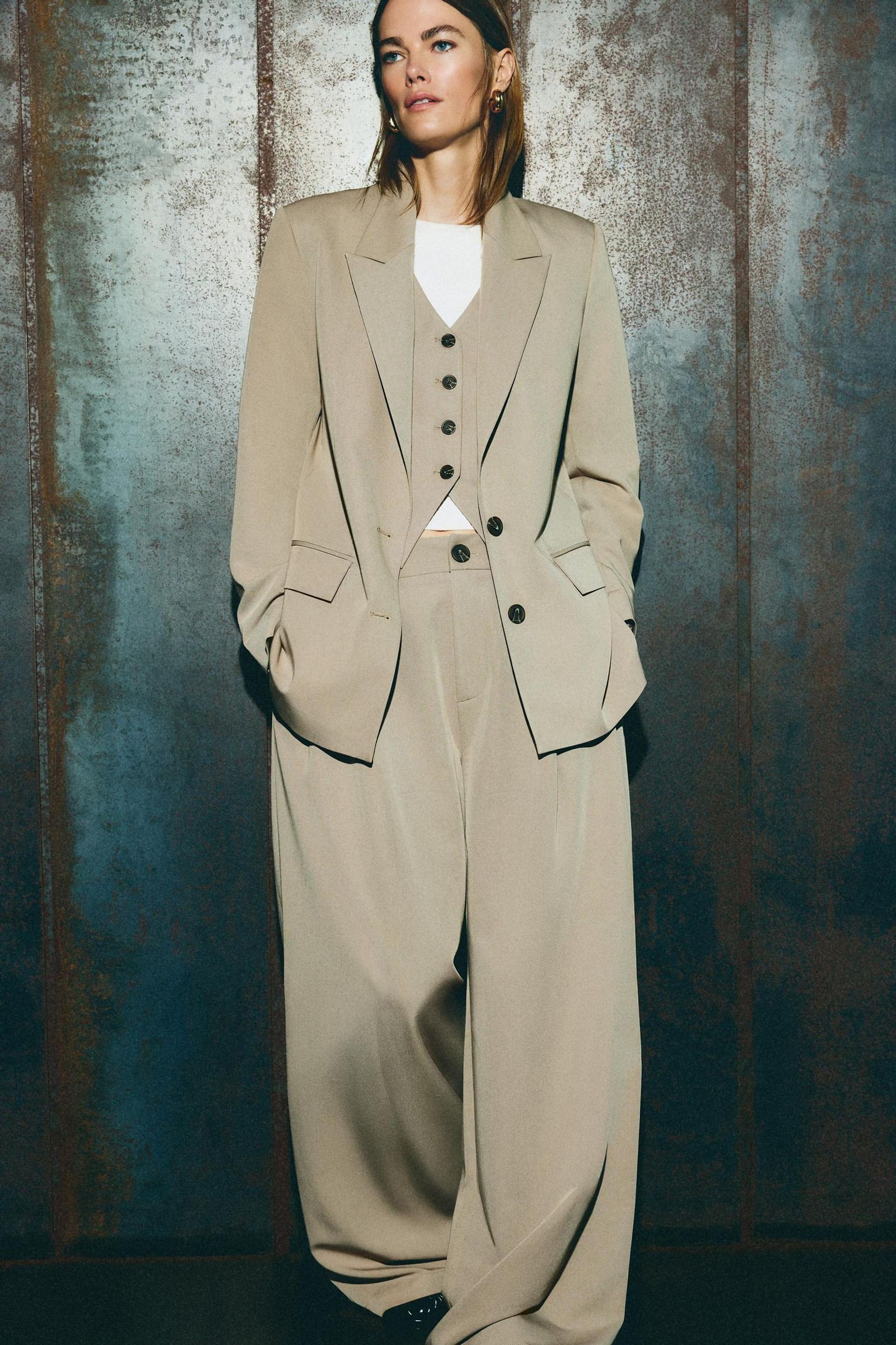 Traje sastre beige de Lefties.