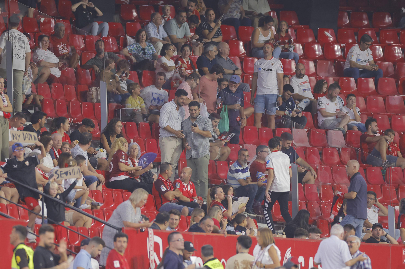 Búscate en las fotos del Sevilla-Rayo