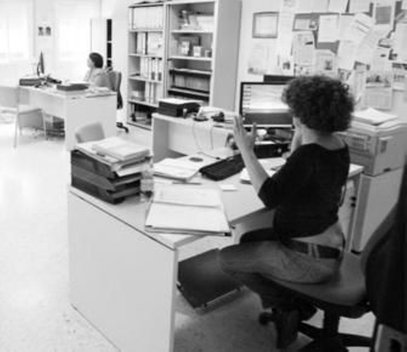 Dos trabajadoras que imparten el programa Acceder, en la oficina.