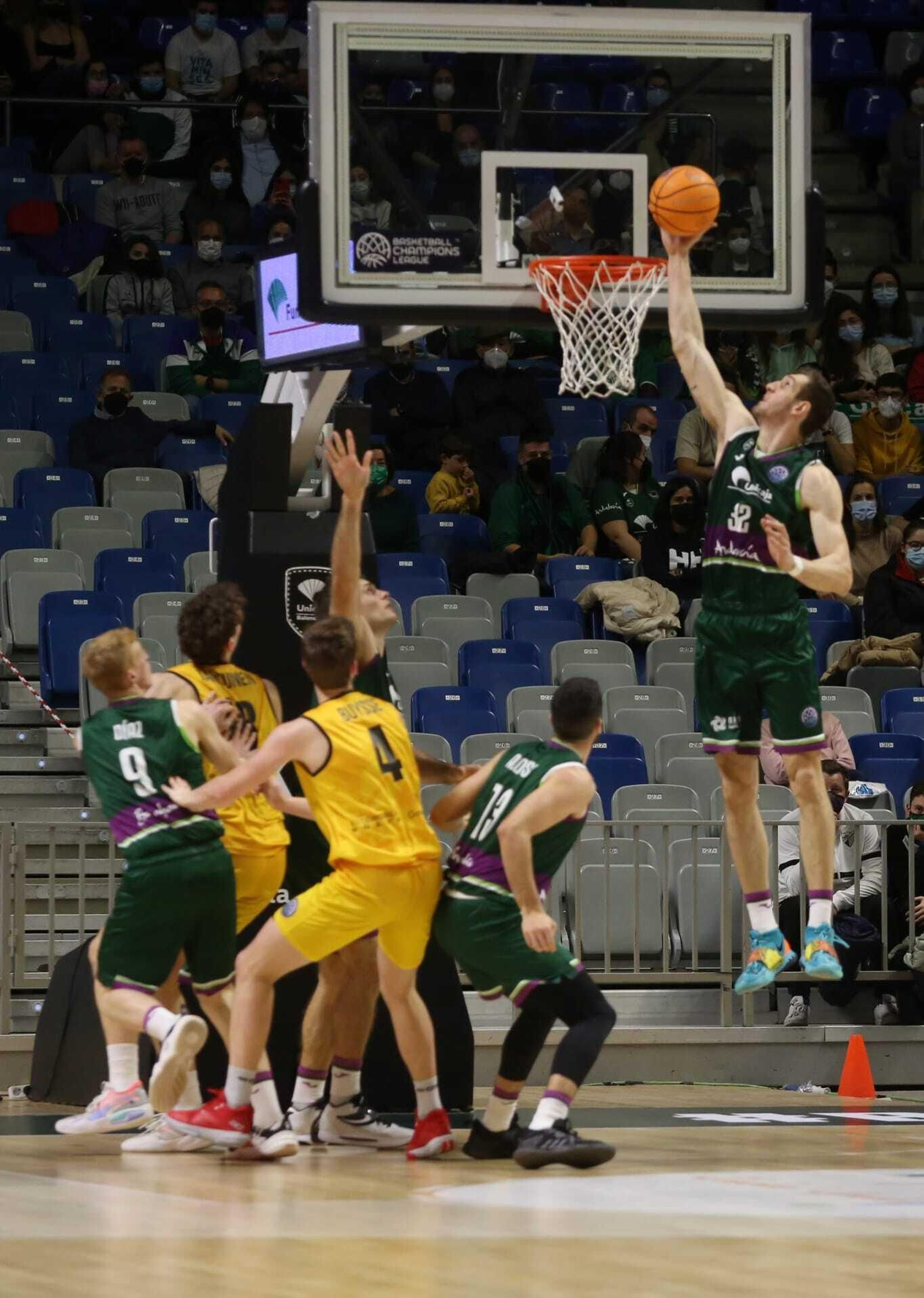 Rubén Guerrero deja una bandeja.