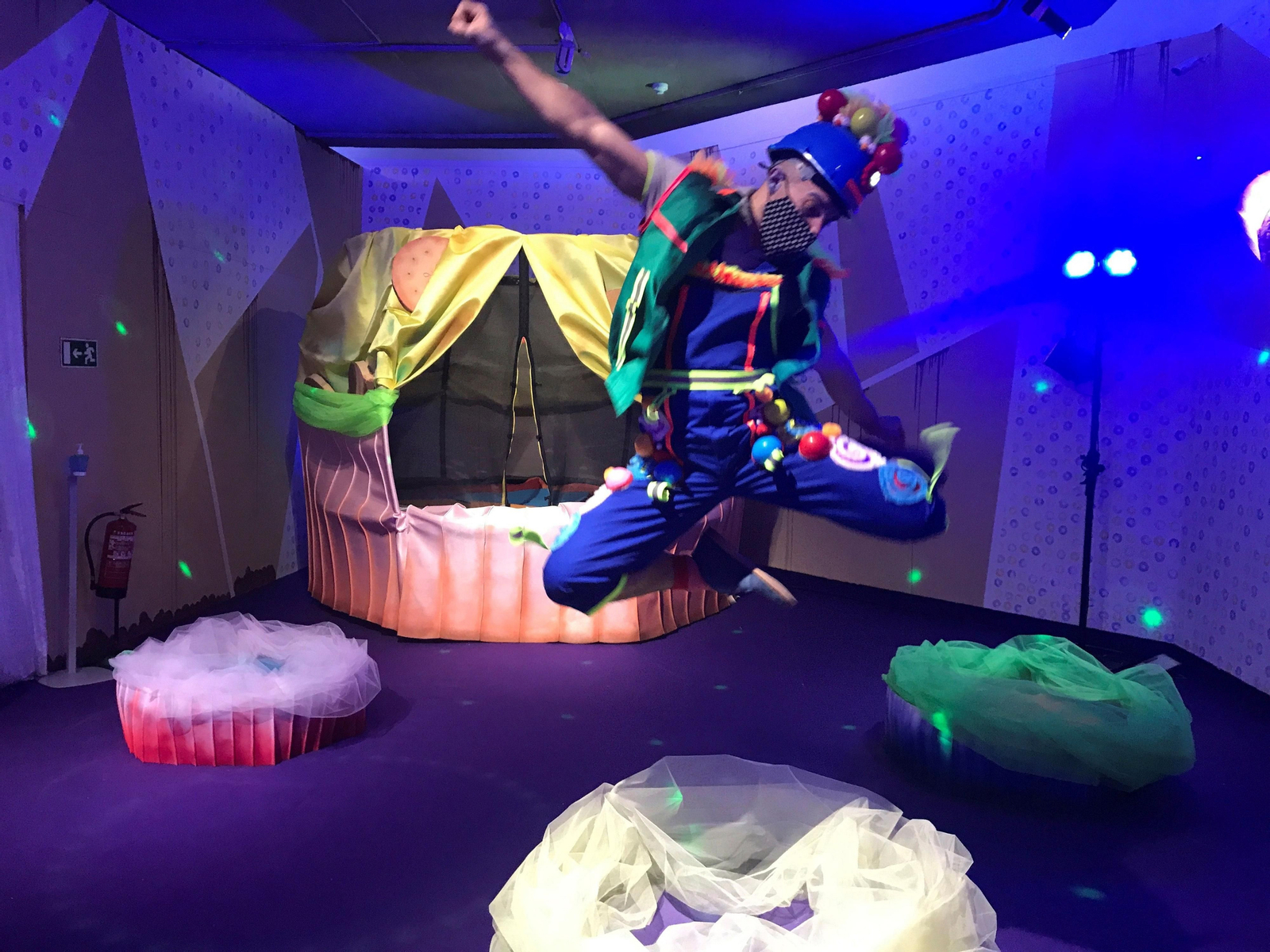 Momento del divertido recorrido teatralizado con uno de los actores de 'La Fábrica de chocolate'.