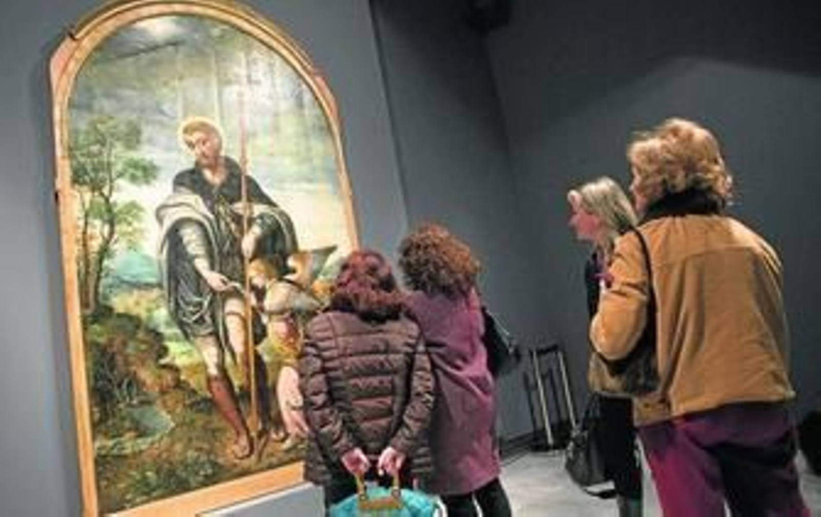 Visitantes ante la tabla de roble con la que Esturmio enriqueció la iconografía del santo protector de los apestados.