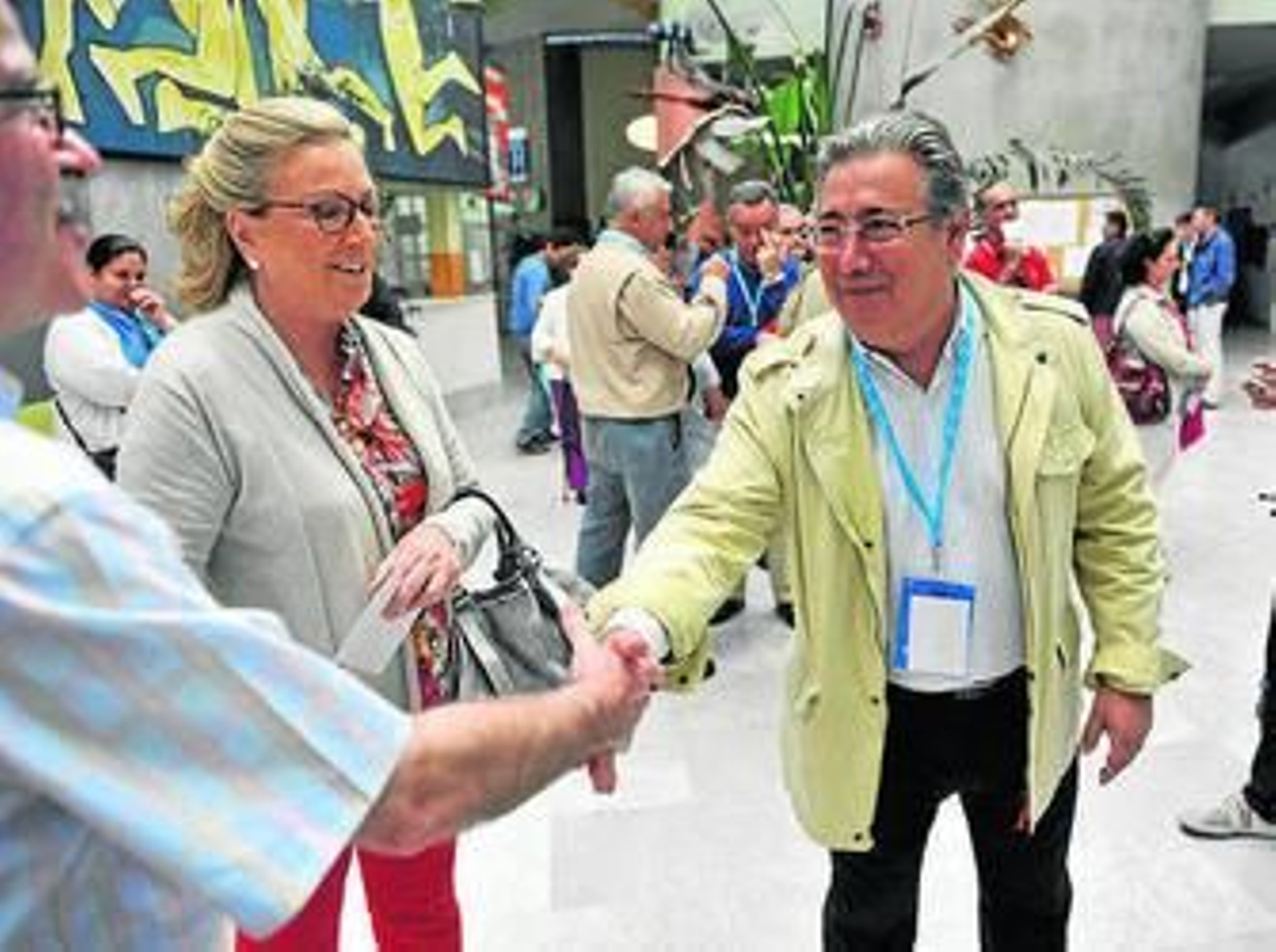Juan Ignacio Zoido saluda a ciudadanos en su colegio electoral.
