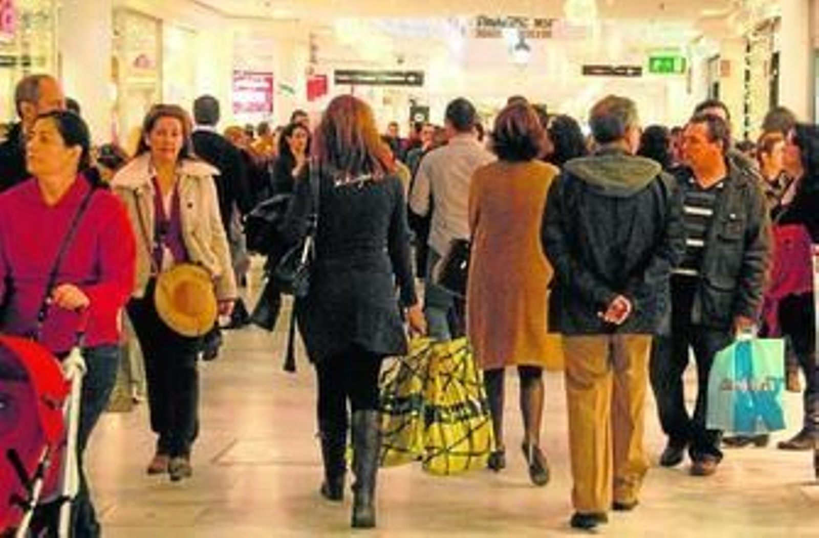 Aspecto que ayer, a mediodía, ofrecían las galerías de Bahía Sur.