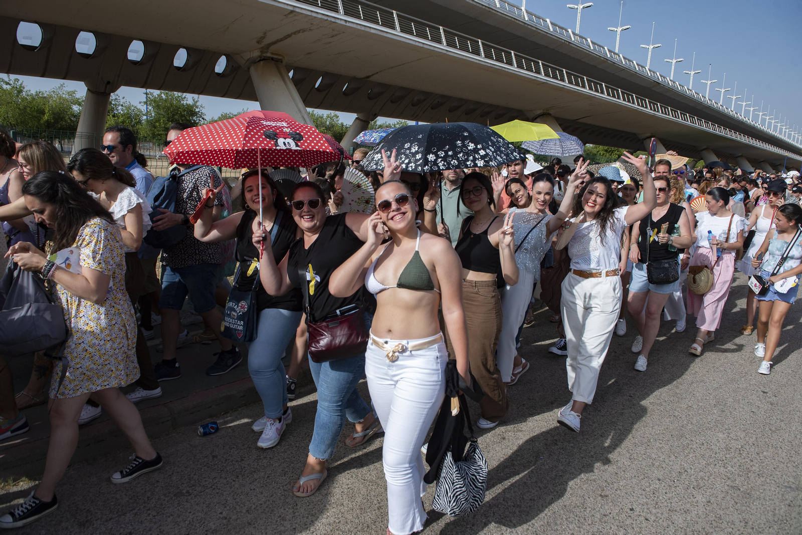 Calor y buen ambiente en la entrada del concierto de Manuel Carrasco