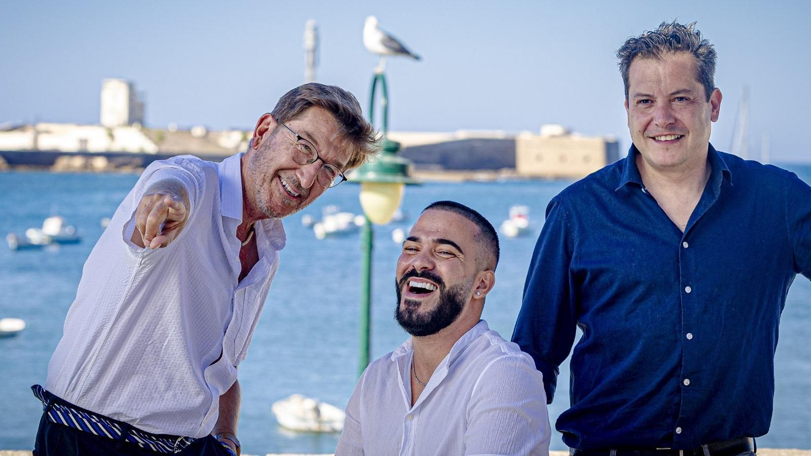 Manuel Jiménez (en el centro), protagonista de ‘Las 3.000 celebran la vida’, con Leonardo Sardiña, responsable de Cine de RTVA, y el productor Mario López.