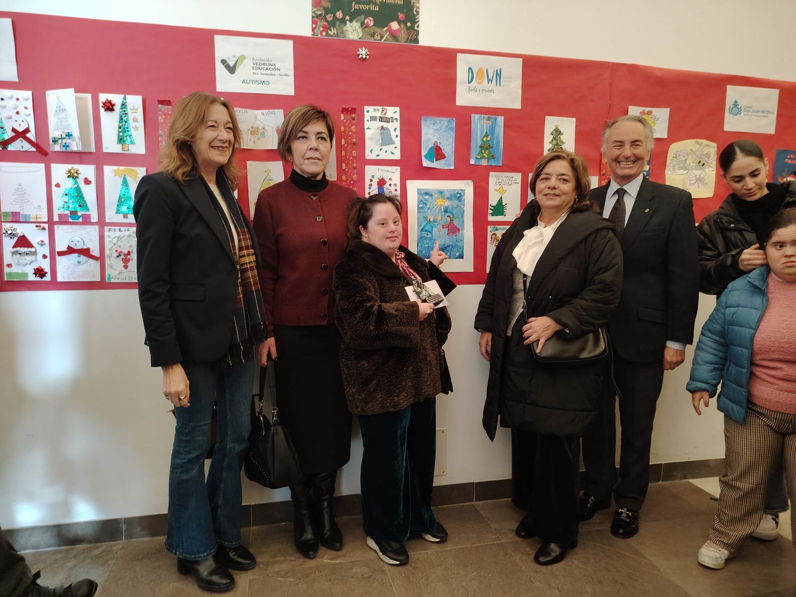 El hermano mayor junto a la joven ganadora y el resto de participantes