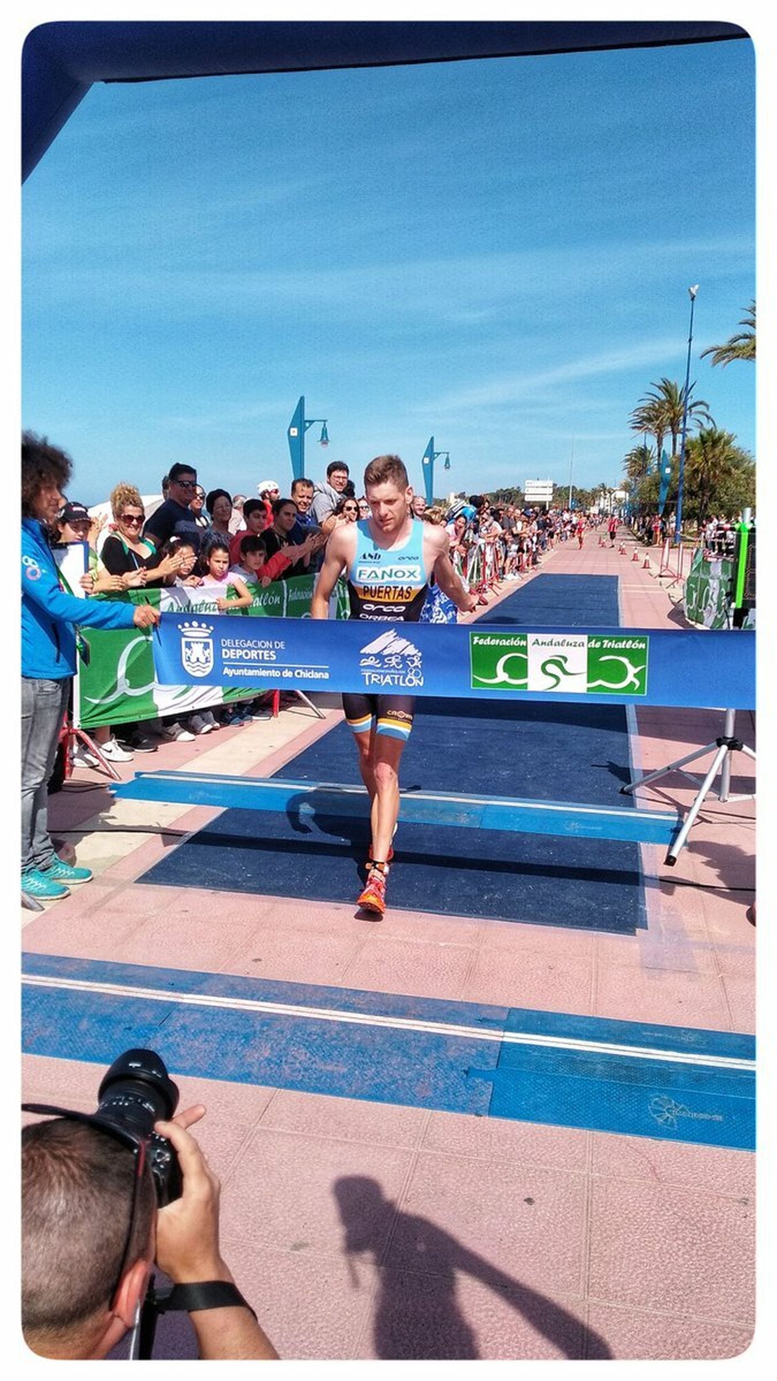 Camilo Puertas cruza la línea de meta en el Triatlón Ciudad de Chiclana.