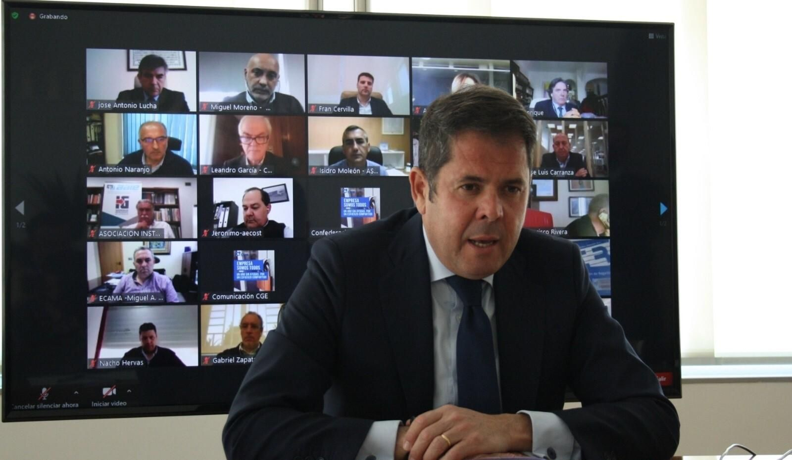 El presidente de la CGE, Gerardo Cuerva, arropado por una treintena de organizaciones empresariales