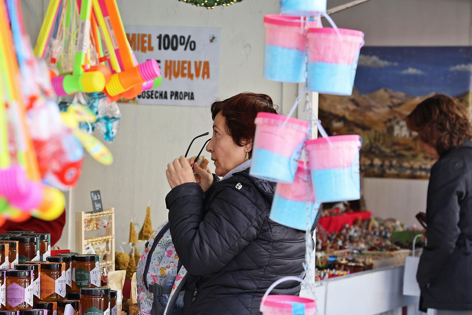Imágenes del mercado navideño de la Plaza de Las Monjas