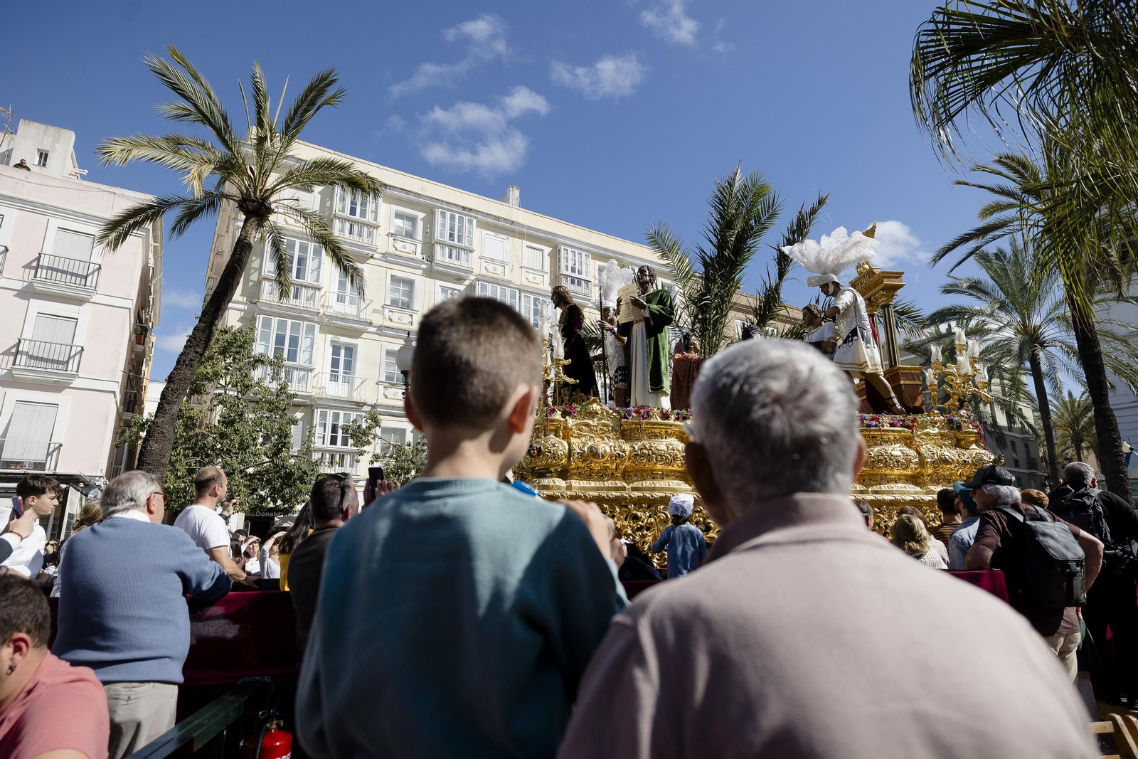 Imágenes de la salida de Sentencia en la Semana Santa de Cádiz 2025