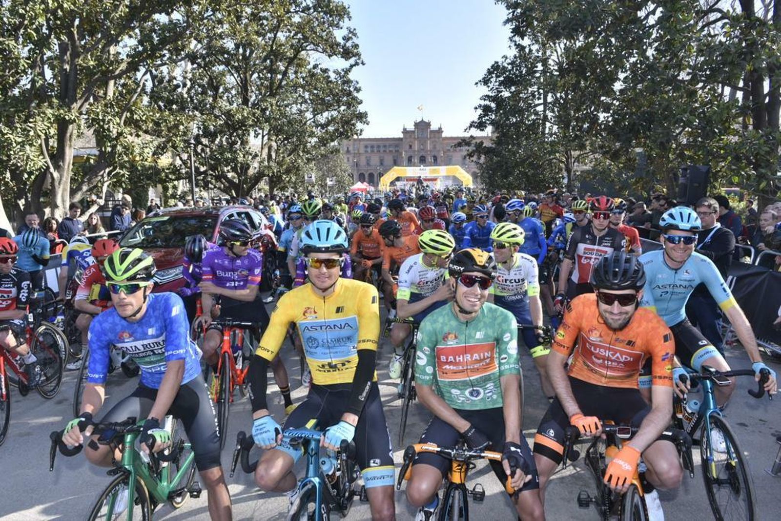 Jakob Fuglsang y Mikel Landa (en el centro) antes de la salida.