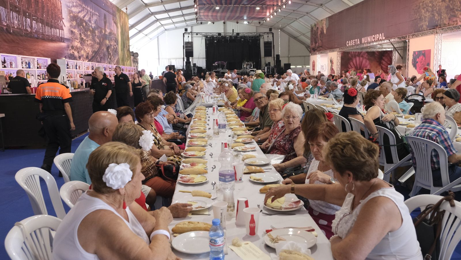 Imágenes de la comida homenaje a los mayores en la Caseta Municipal de la Feria de Almería 2022