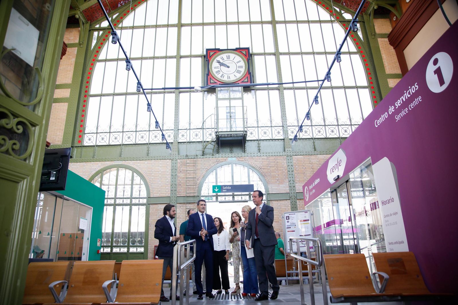 El delegado del Gobierno, Pedro Fernández, visita la estación histórica de Renfe en Almería, en imágenes