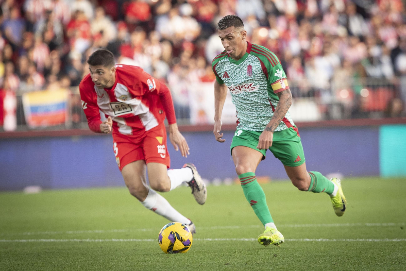 Uzuni se lleva el balón ante un jugador del Almería