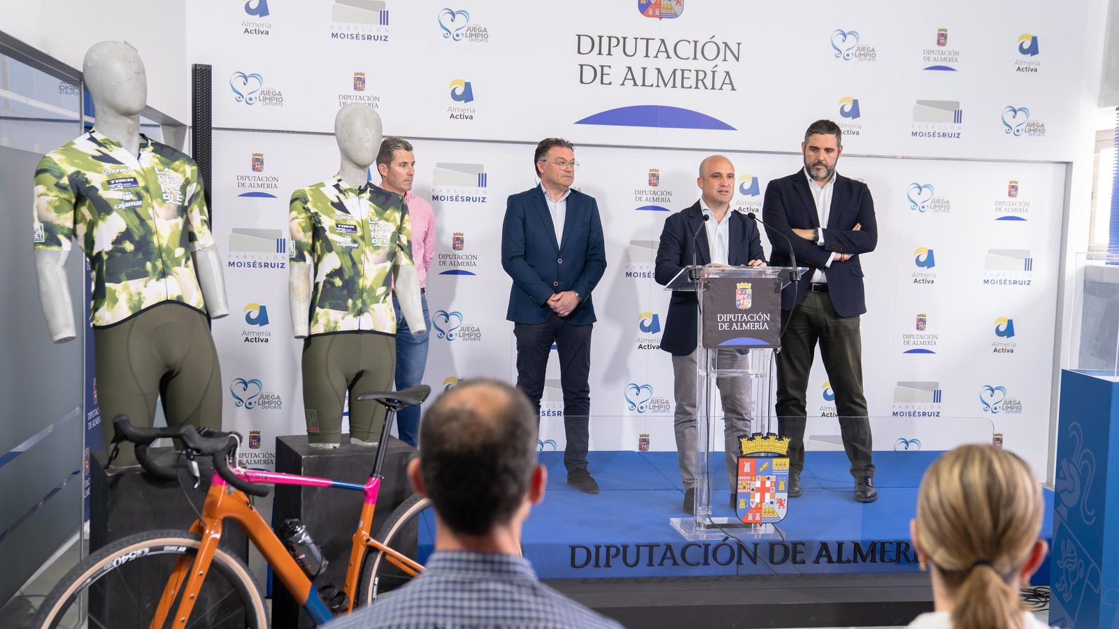 El diputado de Deportes toma la palabra durante la presentación de la prueba.
