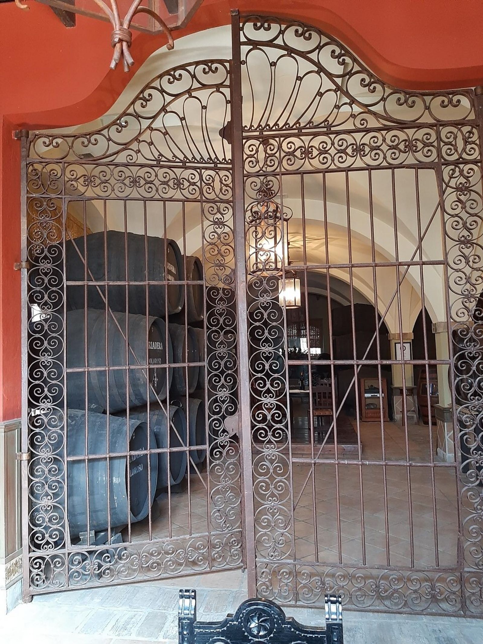 Bello trabajo de forja en el interior de la bodega de Espinosa de los Monteros.